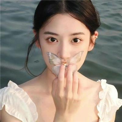 金色八月天海报